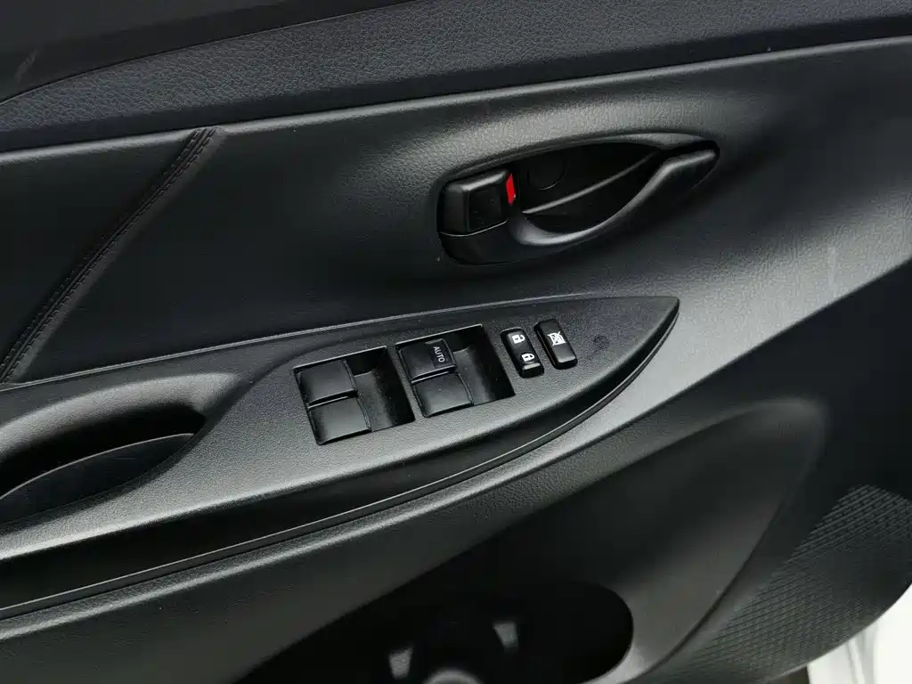 Toyota Yaris L — миниатюра 9