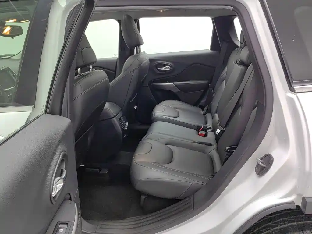 Jeep Cherokee — миниатюра 15
