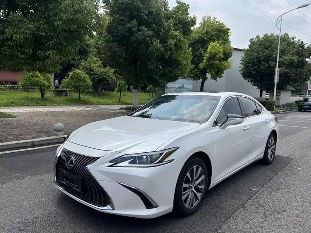 Lexus ES 2018 300h VI