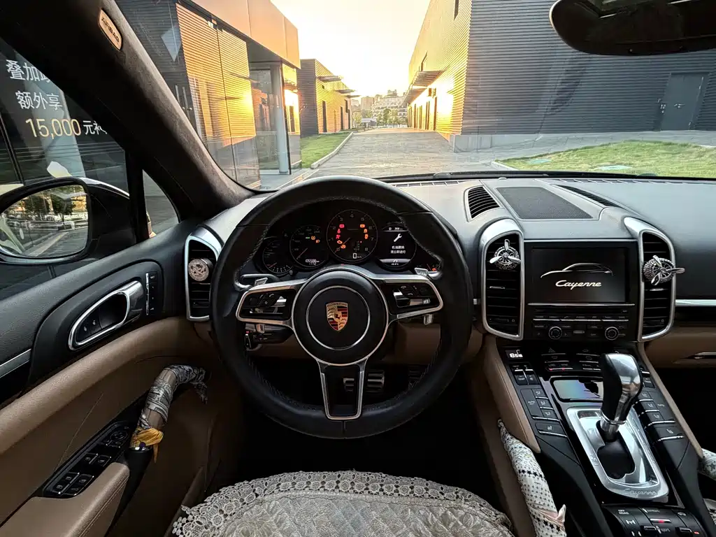 Porsche Cayenne — миниатюра 10