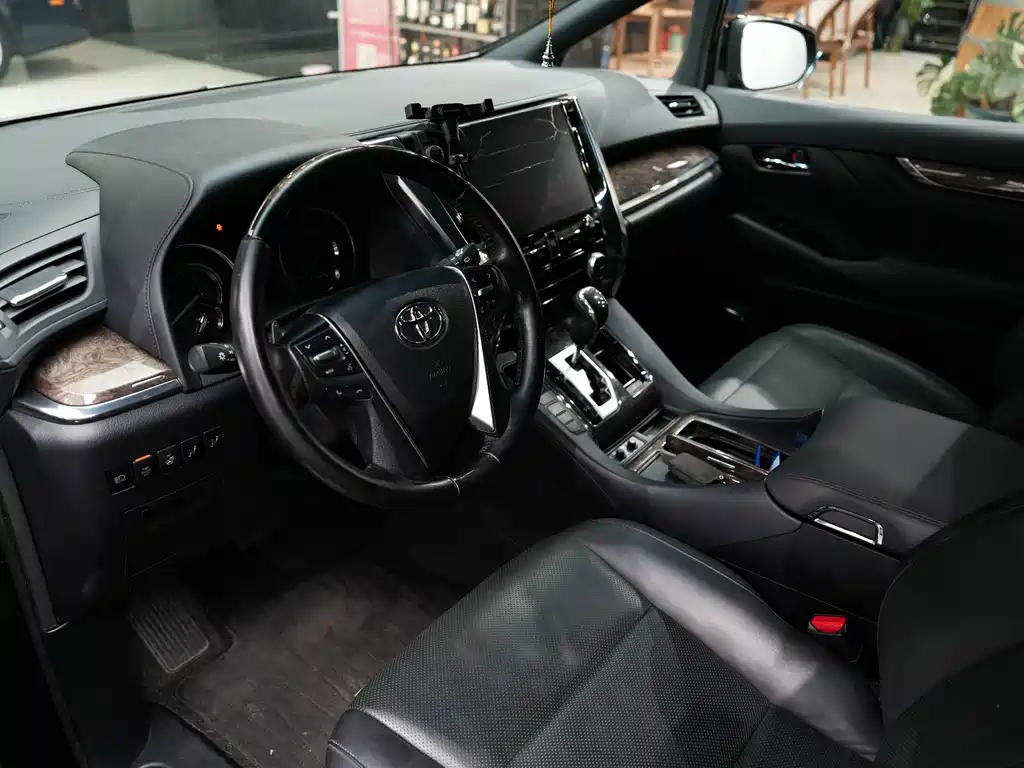 Toyota Alphard — миниатюра 13