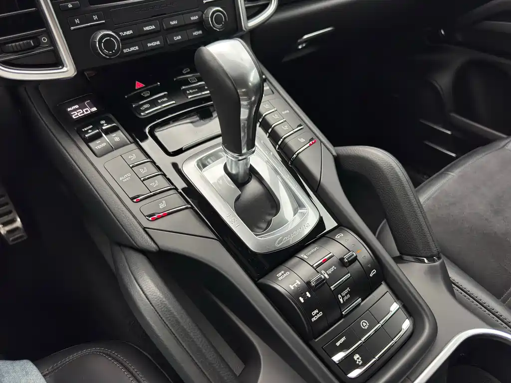 Porsche Cayenne — миниатюра 10
