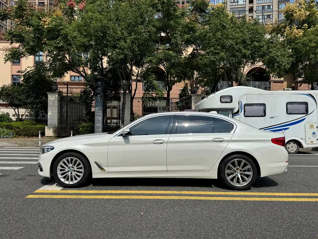 BMW 5 Series — миниатюра 2