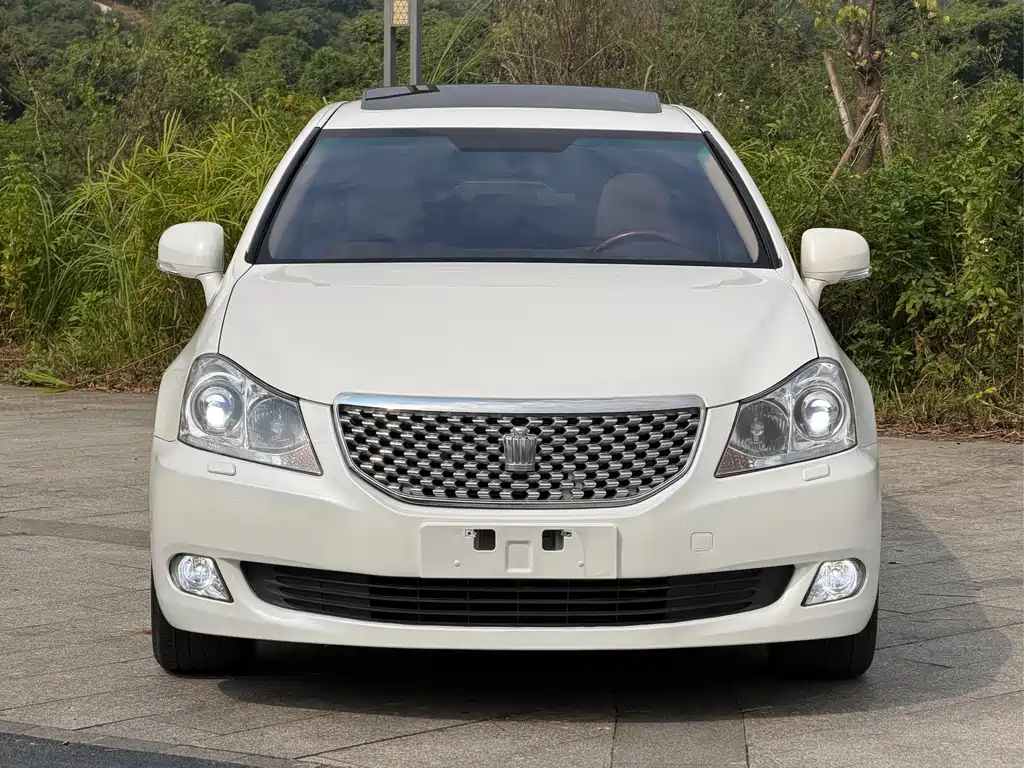 Toyota Crown — миниатюра 2