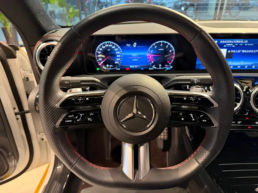 MERCEDES-BENZ CLA