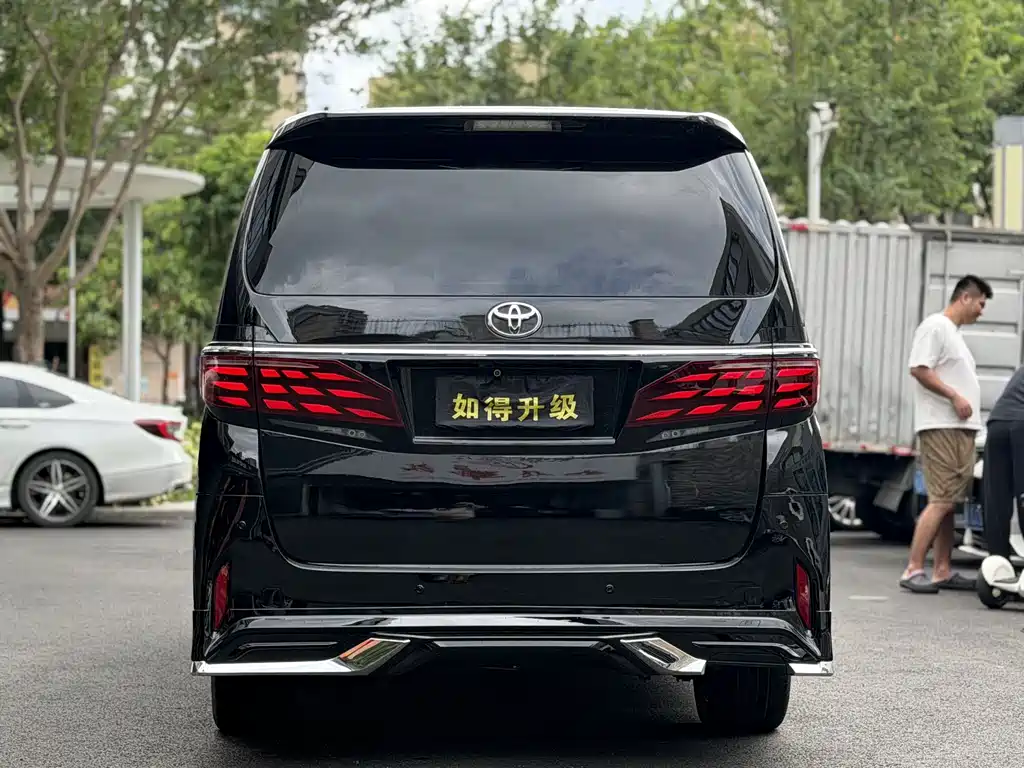 Toyota Alphard — миниатюра 9