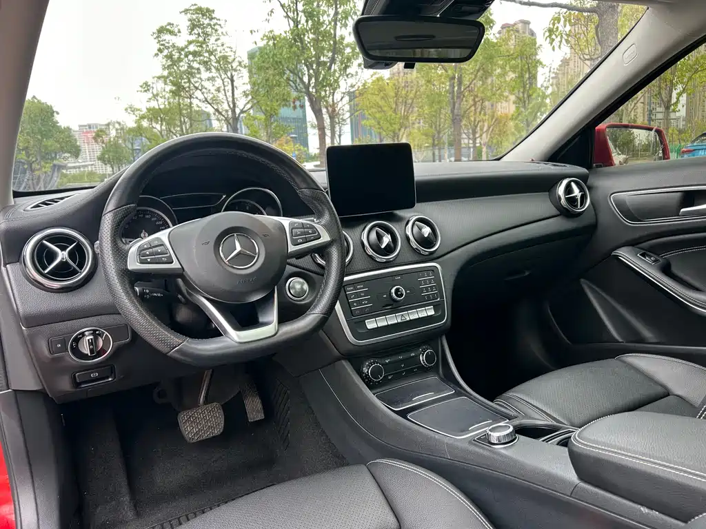 MERCEDES-BENZ GLA