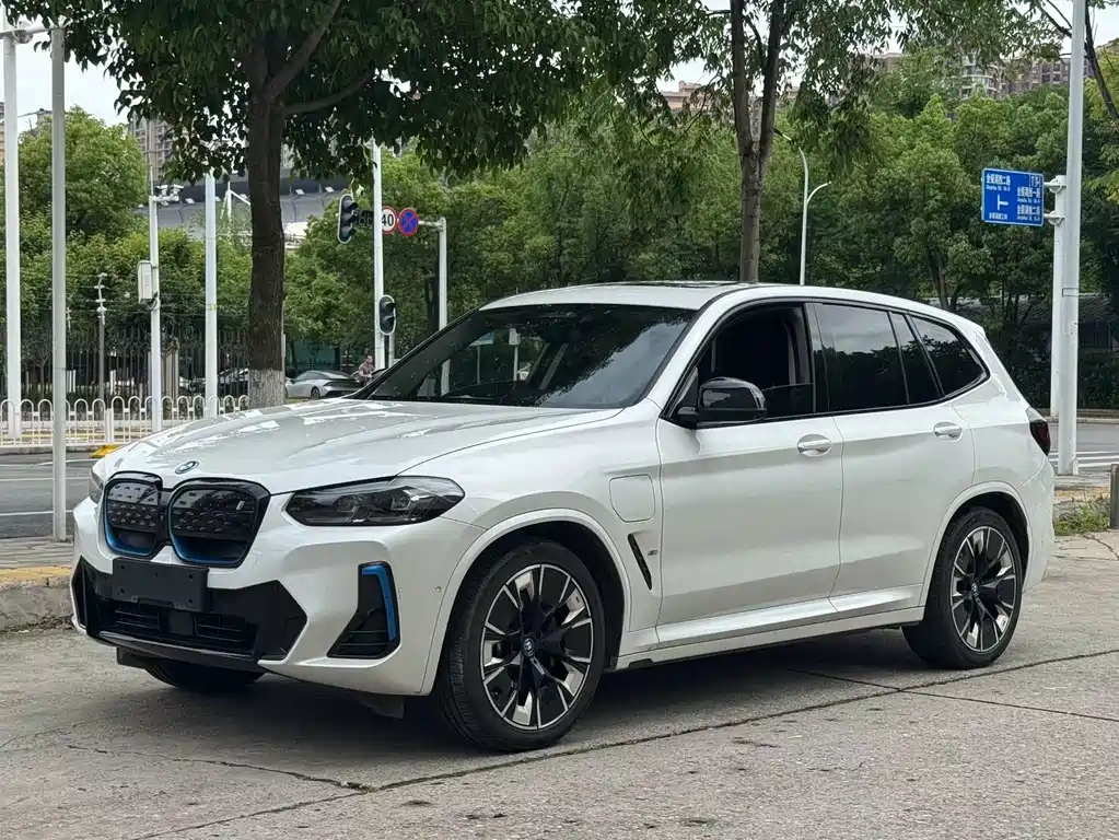 BMW iX3 2023