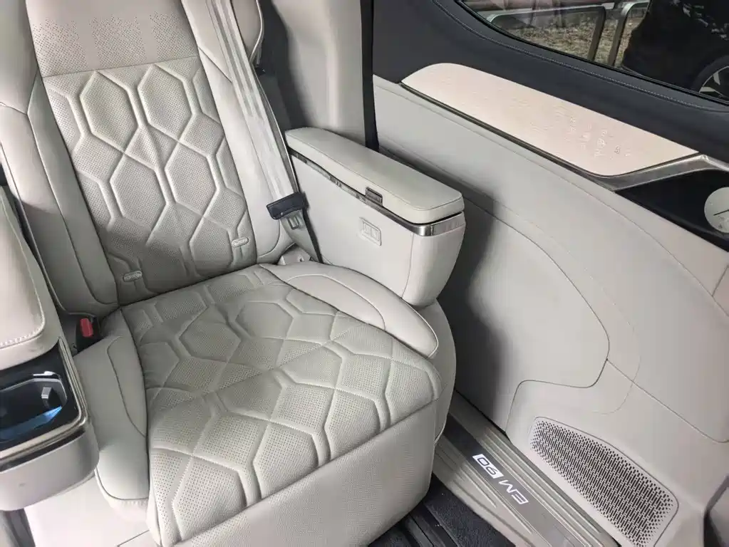 Volvo EM90 — миниатюра 15
