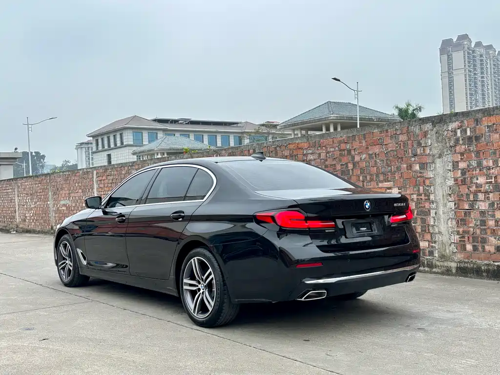 BMW 5 SERIES