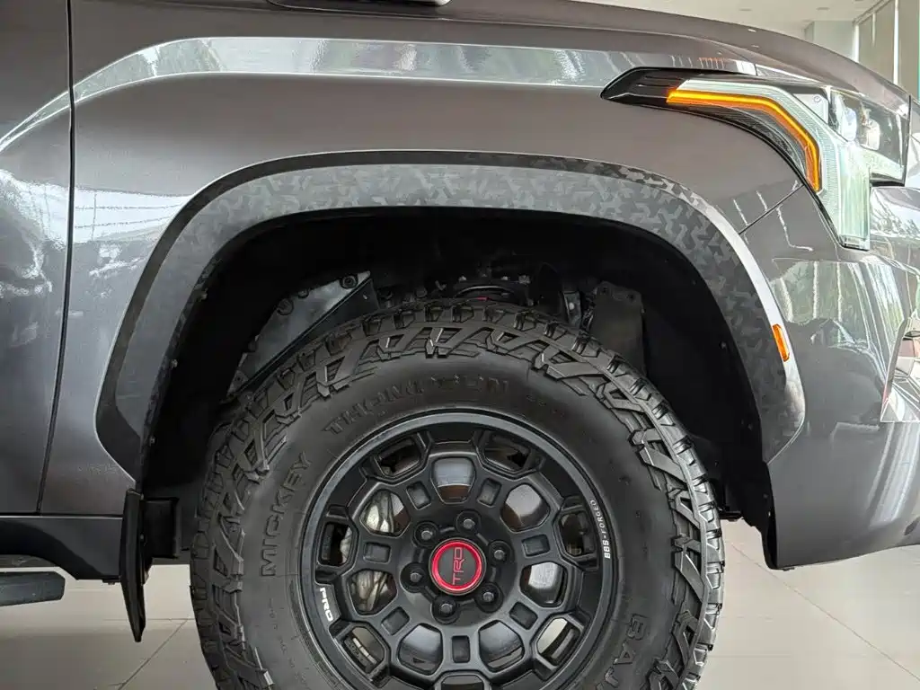 Toyota Sequoia — миниатюра 8