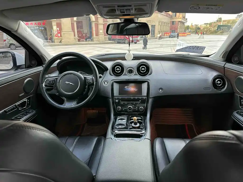 Jaguar XJ — миниатюра 7