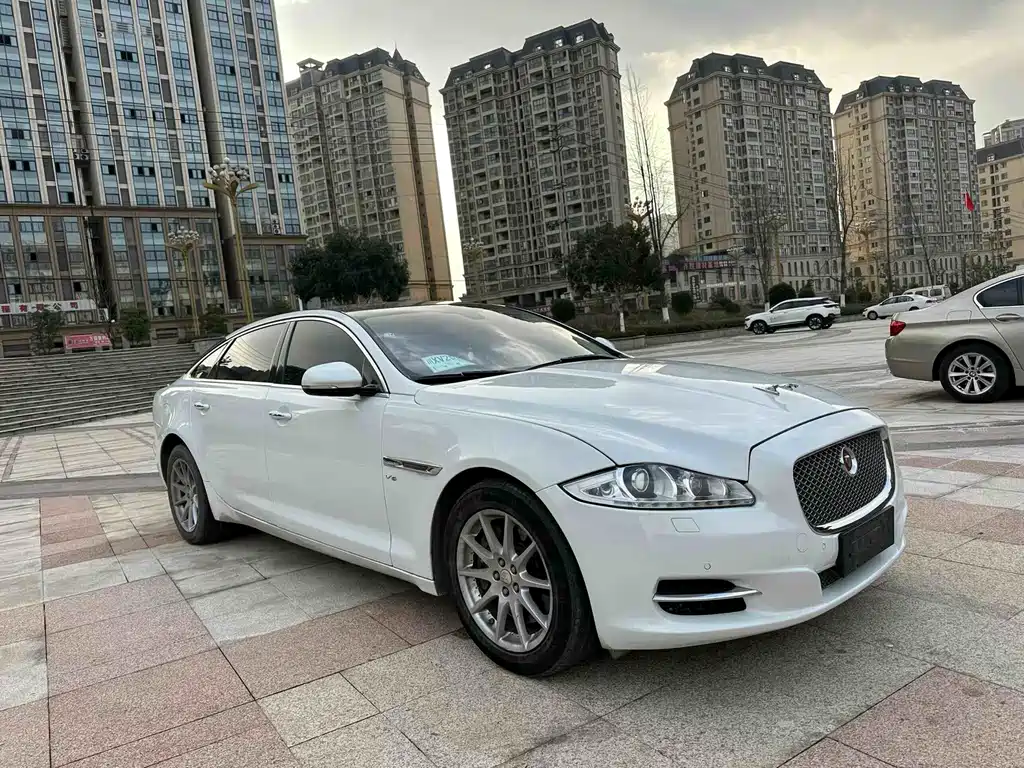 Jaguar XJ — миниатюра 3