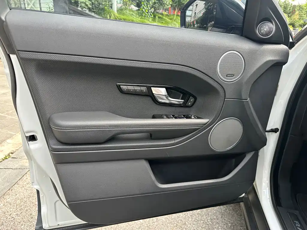 Land Rover Evoque (Import) — миниатюра 20