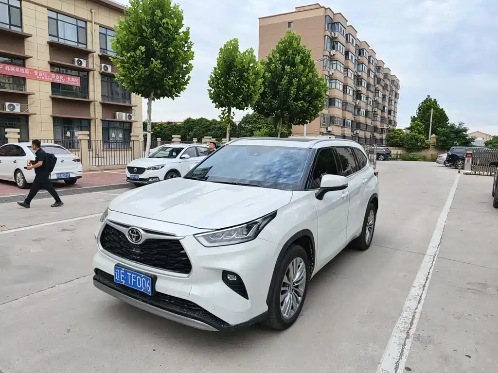 Toyota Highlander 2024 2.5L Luxury 7 мест