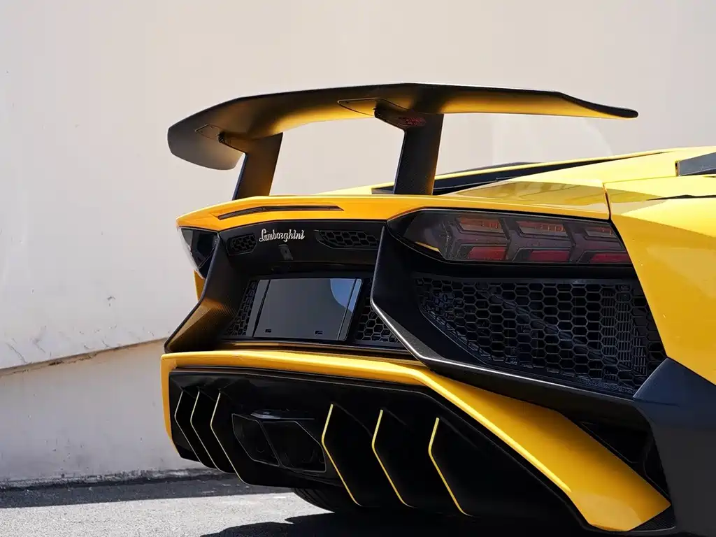 LAMBORGHINI AVENTADOR