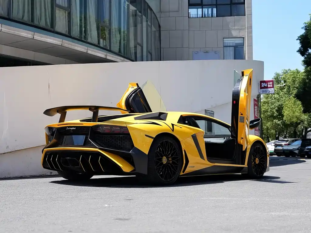 LAMBORGHINI AVENTADOR
