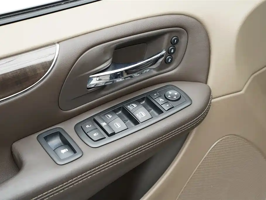 Chrysler Grand Voyager (Import) 3.6L Luxury Edition, фото 9