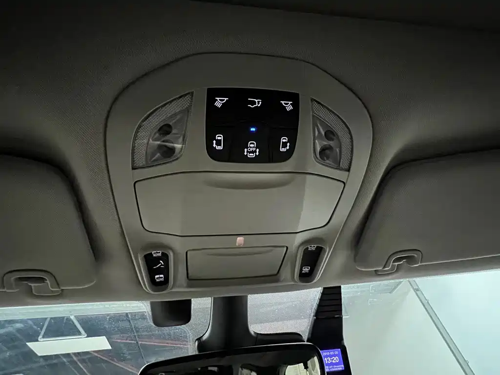Chrysler Grand Voyager (Import) — миниатюра 40