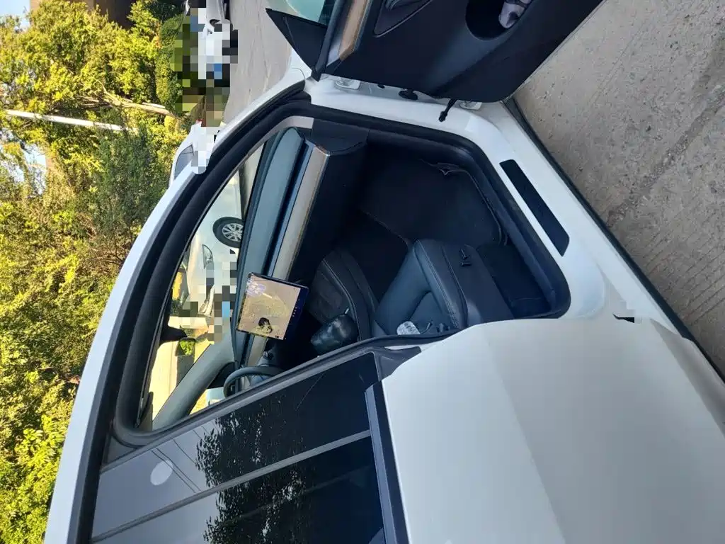 Tesla Model Y — миниатюра 21