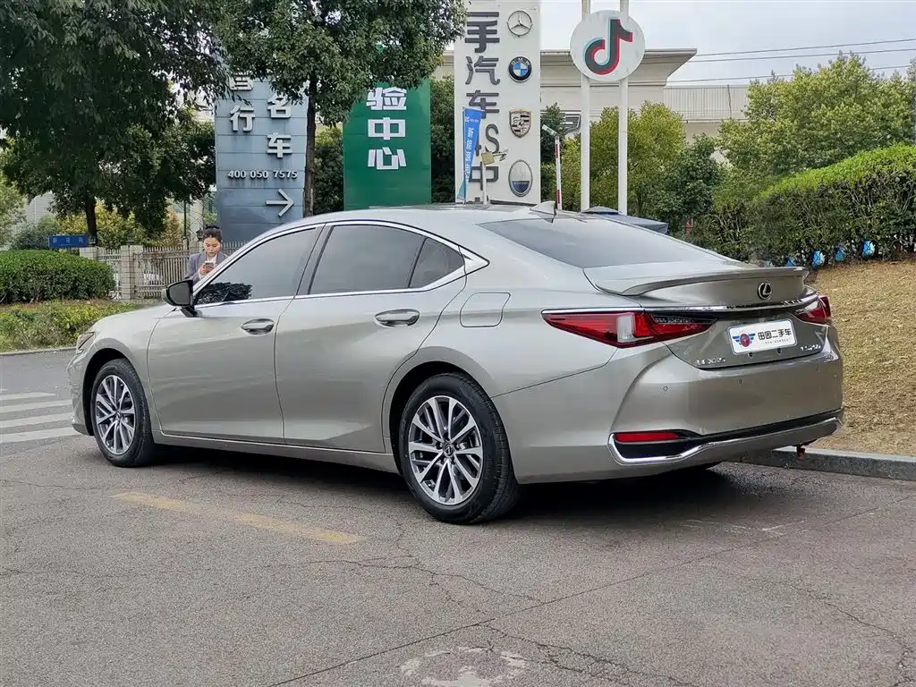 LEXUS ES