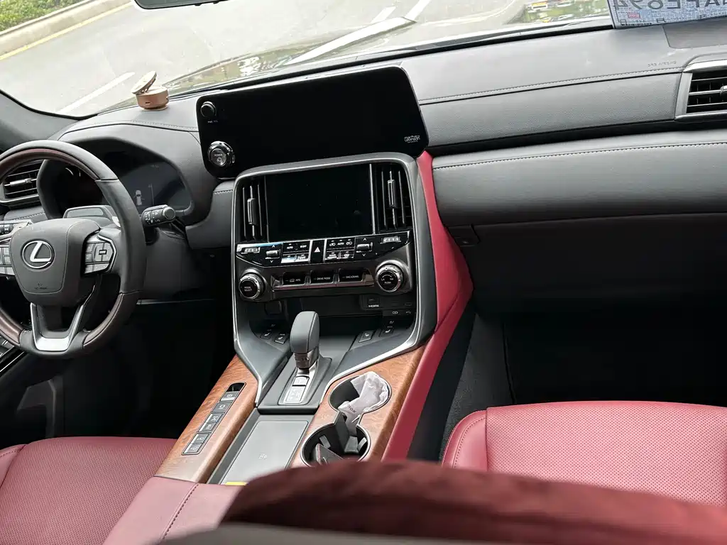 Lexus LX 2025 700h