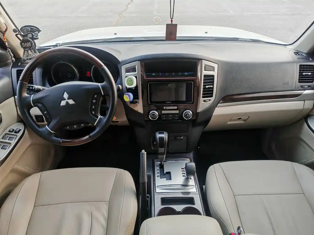 Mitsubishi Pajero (Import) — миниатюра 5