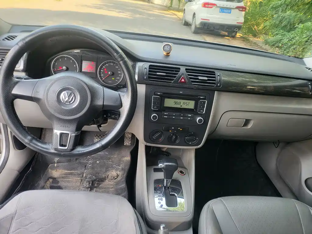 Volkswagen Bora 2012 1.6L AT Comfort