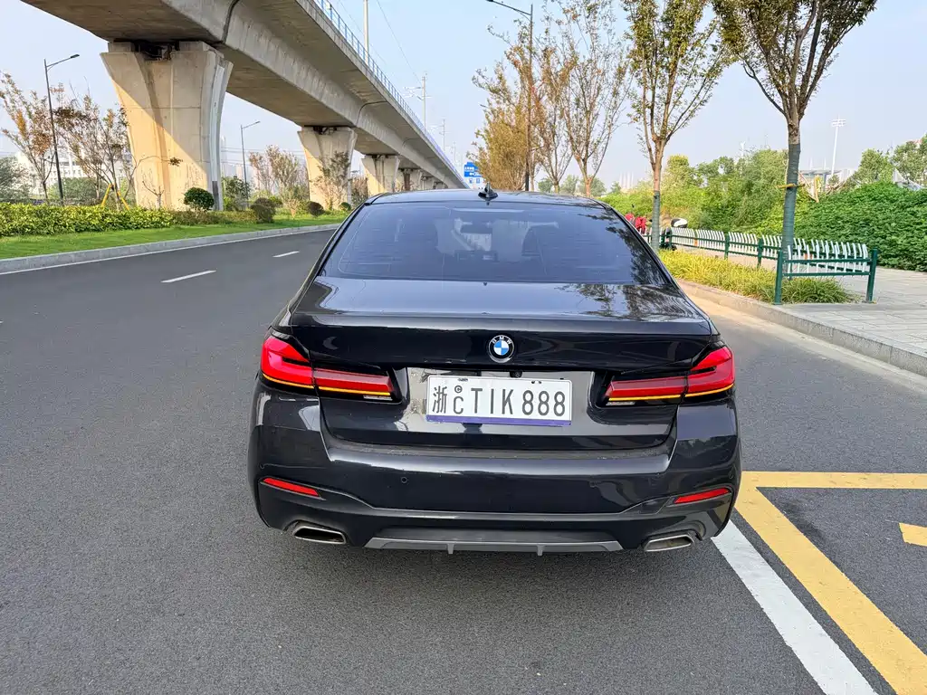 BMW 5 Series — миниатюра 9