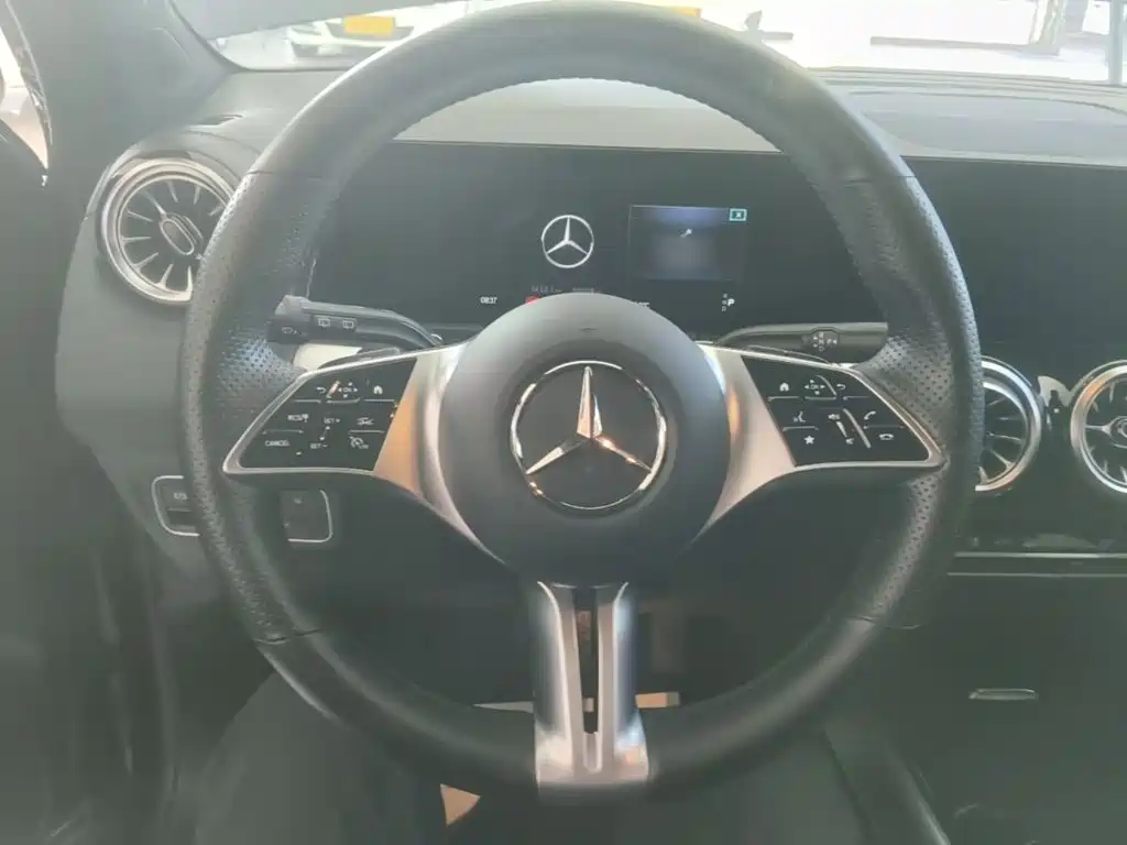 Mercedes-Benz GLB — миниатюра 11