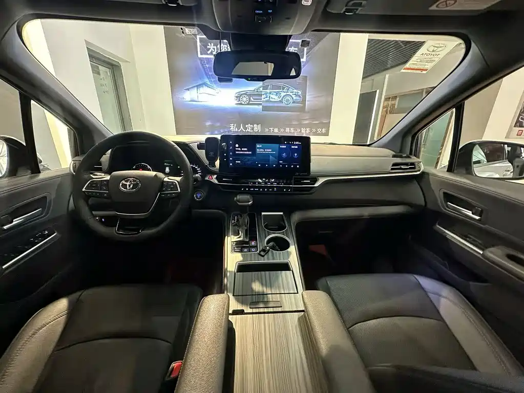 Toyota Sienna — миниатюра 4
