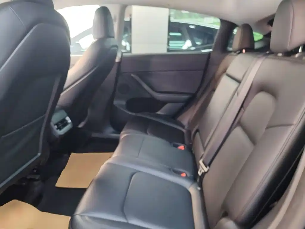 Tesla Model Y — миниатюра 17