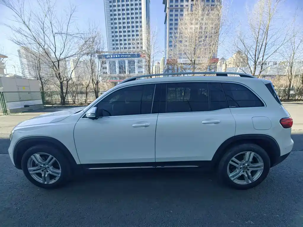 MERCEDES-BENZ GLB