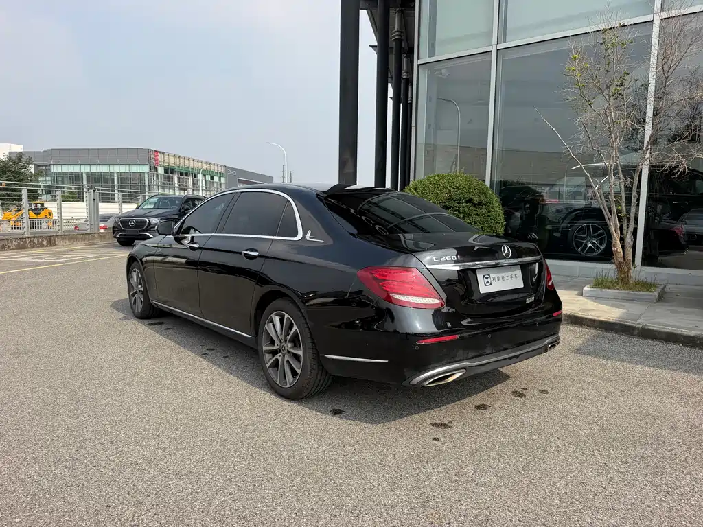 Mercedes-Benz E-Class — миниатюра 18