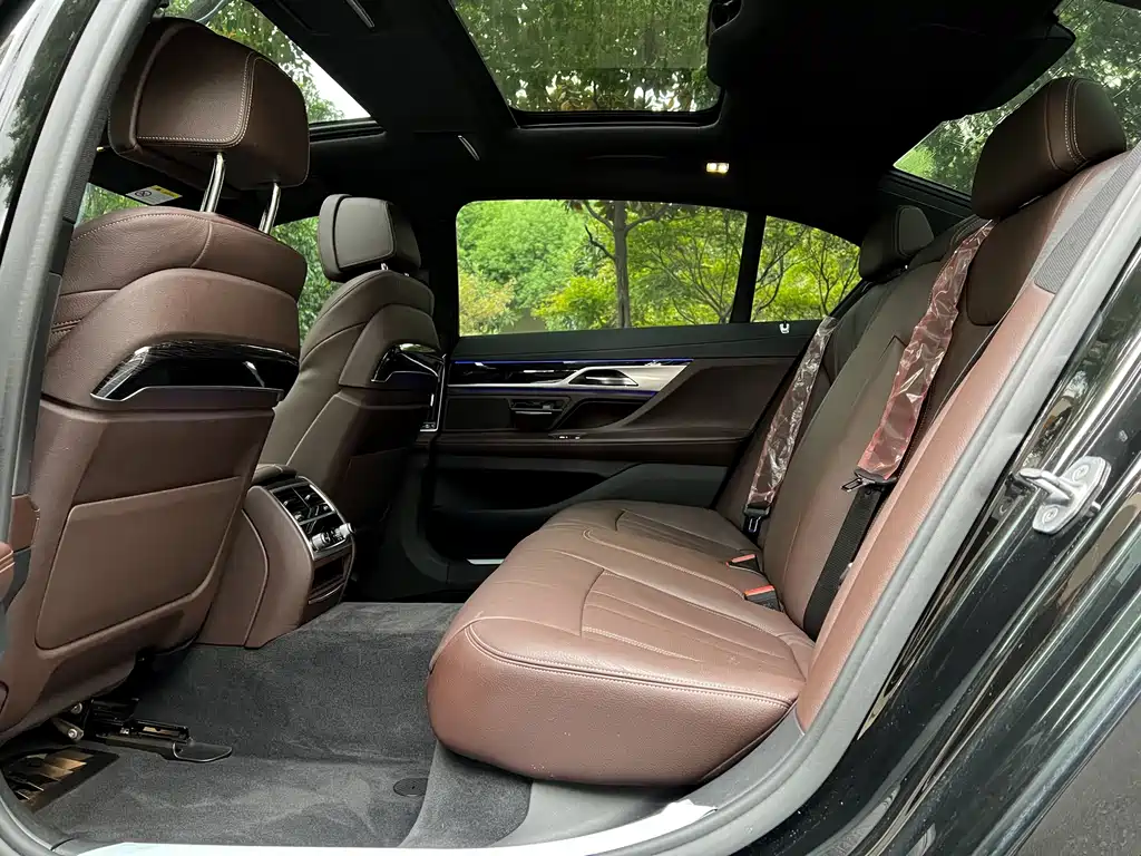 BMW 7 Series — миниатюра 9