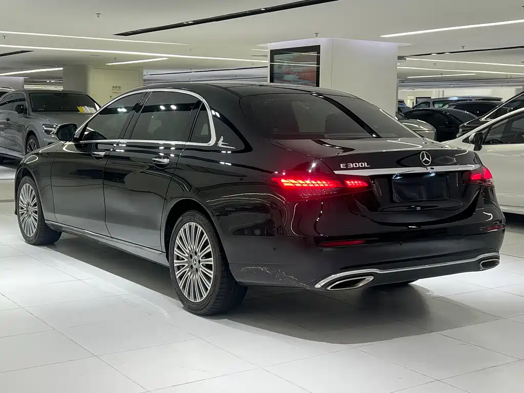 Mercedes-Benz E-Class — миниатюра 11