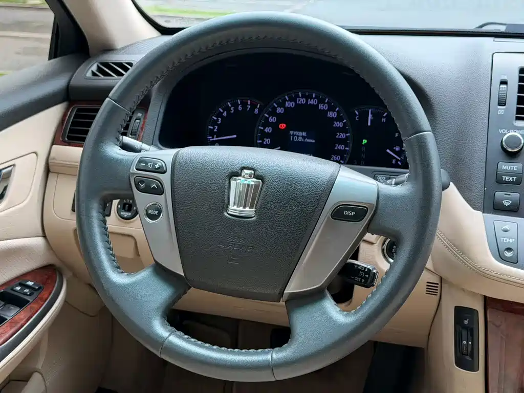 Toyota Crown — миниатюра 8