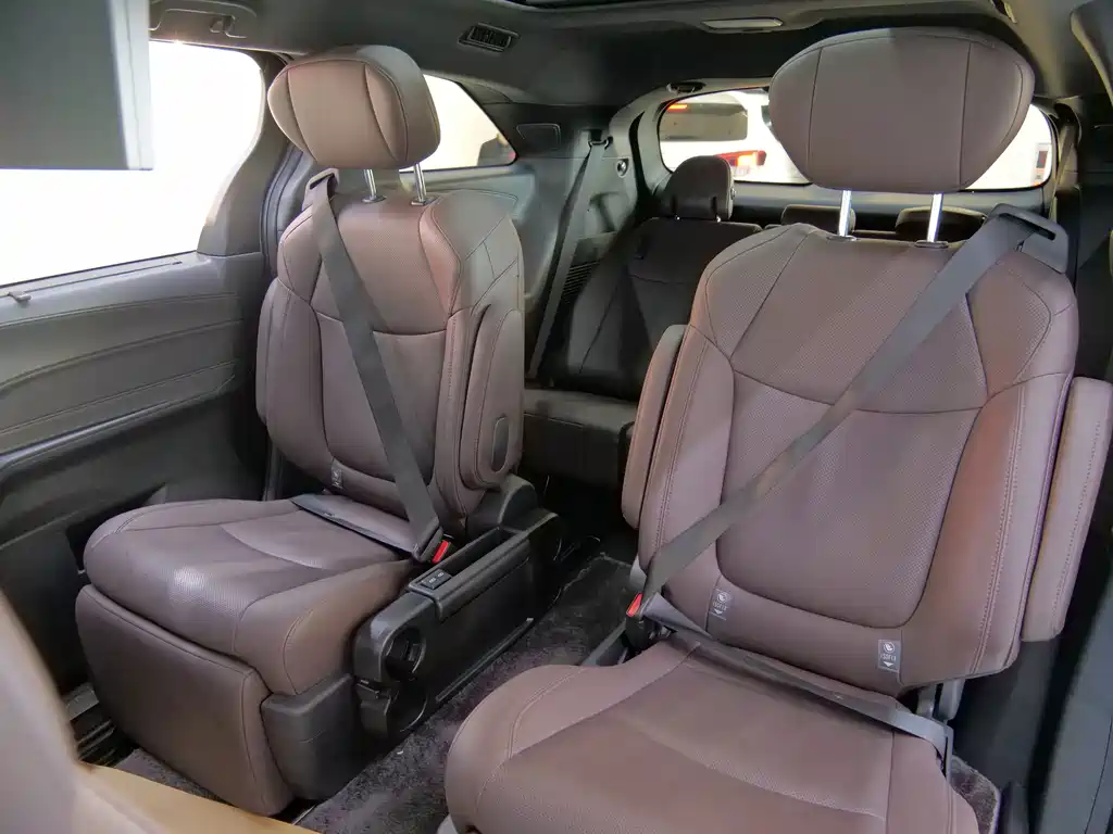 Toyota Sienna — миниатюра 10