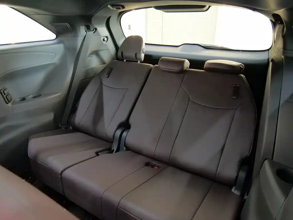 Toyota Sienna — миниатюра 8