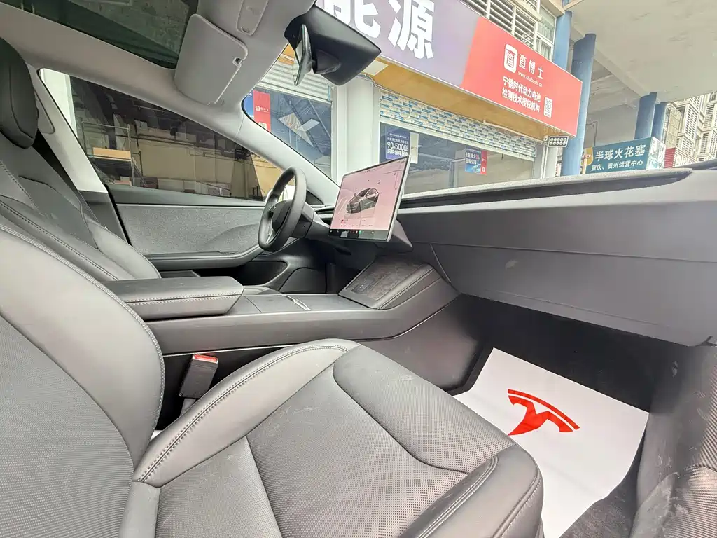Tesla Model 3 — миниатюра 10