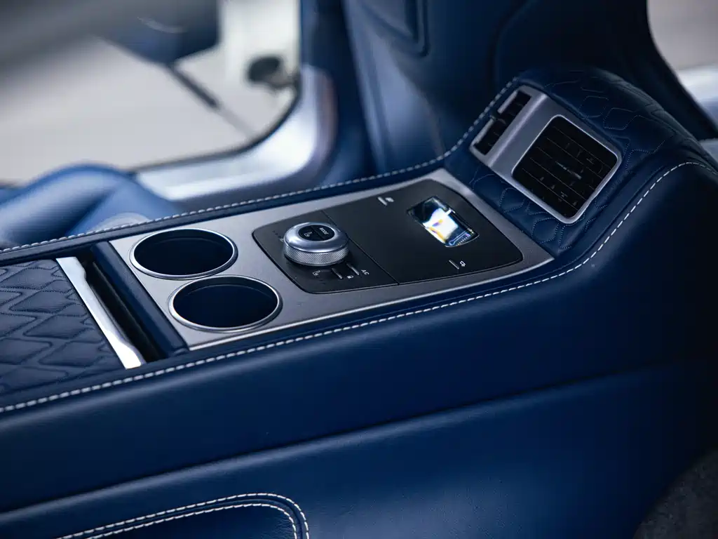 Aston Martin Rapide — миниатюра 30
