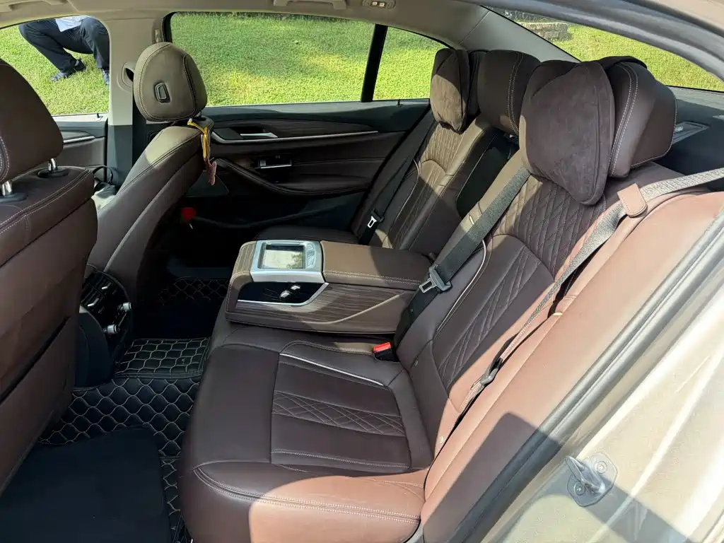 BMW 5 Series — миниатюра 12
