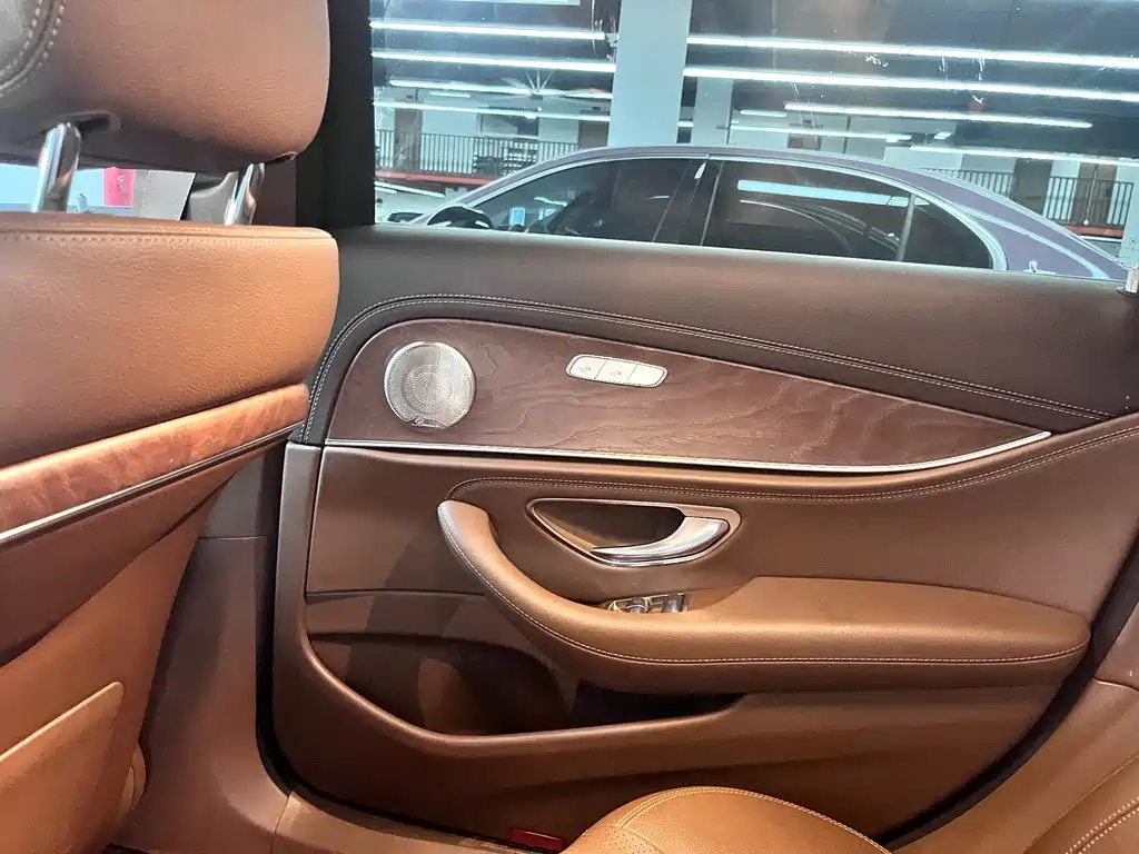 Mercedes-Benz E-Class — миниатюра 7