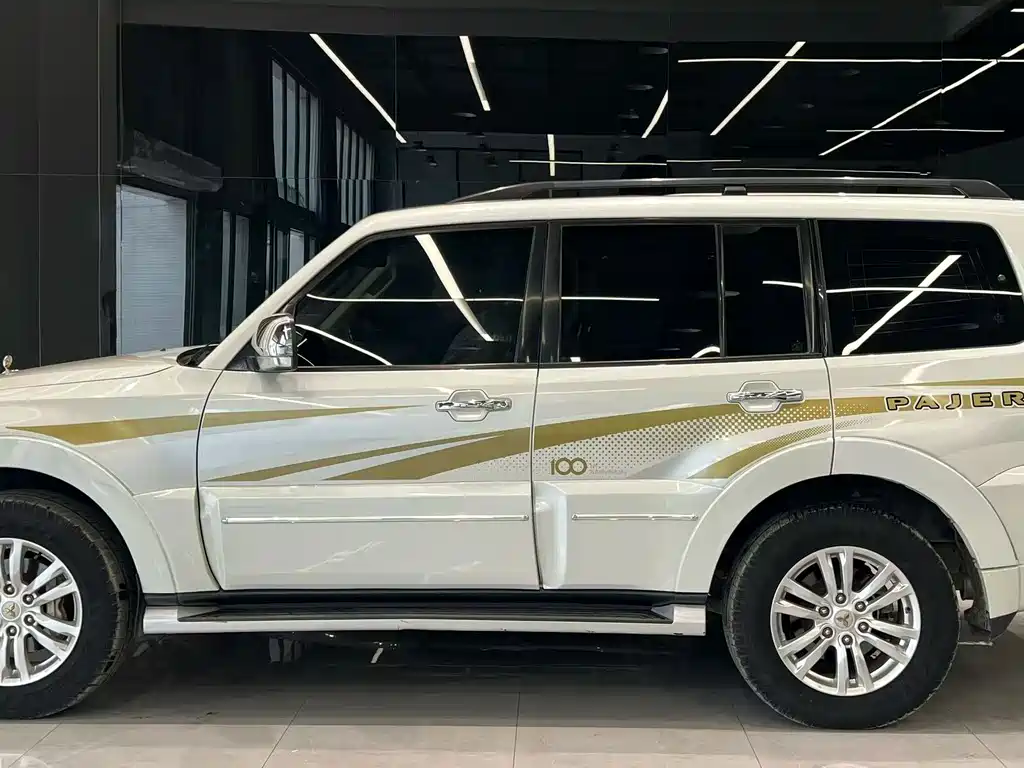 Mitsubishi Pajero (Import) — миниатюра 4