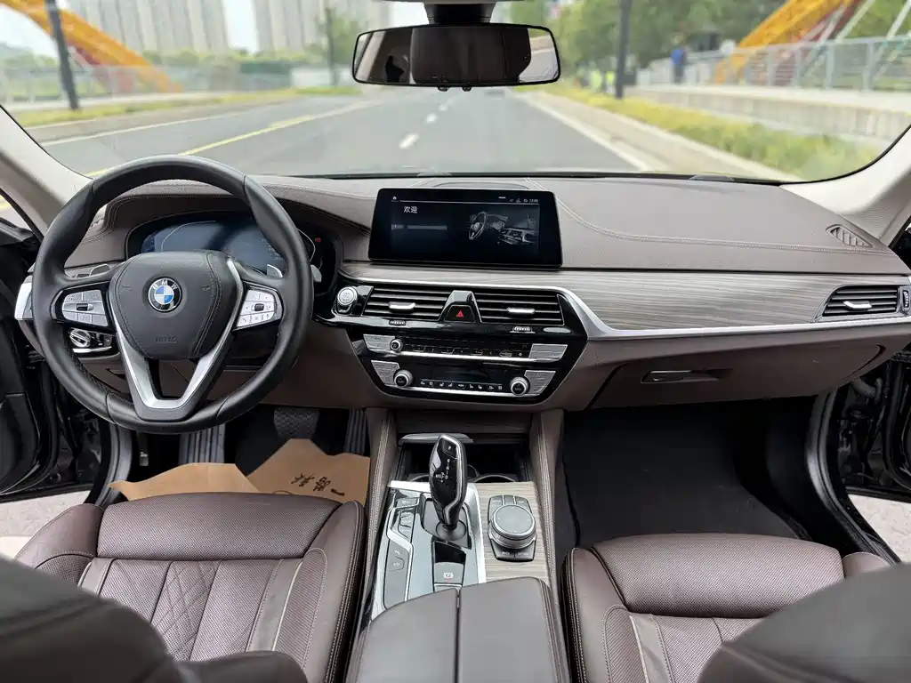 BMW 5 Series — миниатюра 4
