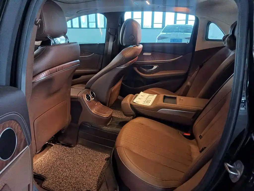Mercedes-Benz E-Class — миниатюра 9