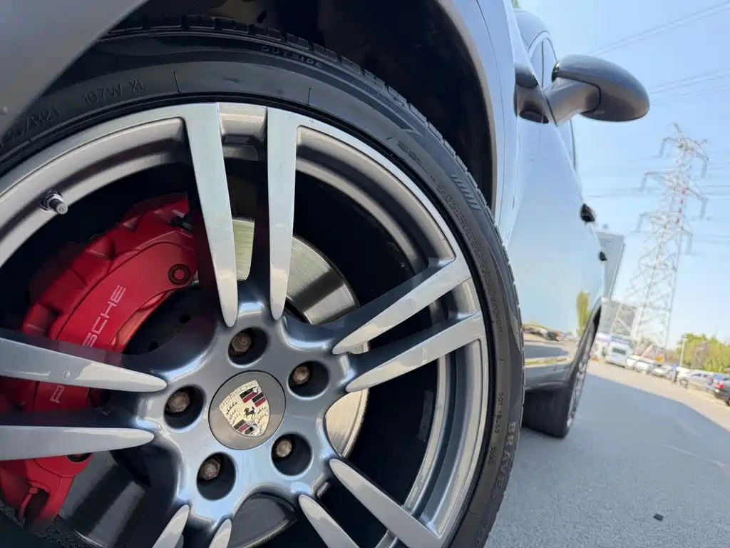Porsche Cayenne — миниатюра 12