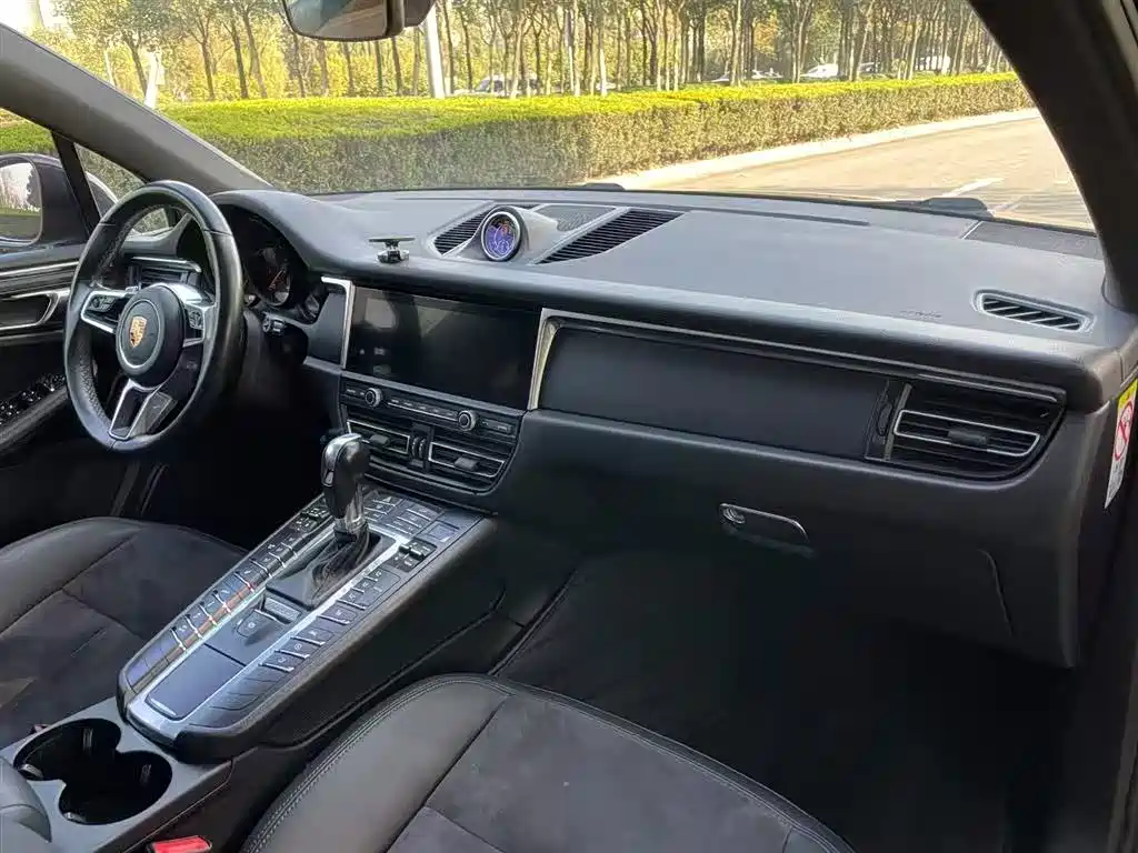 PORSCHE MACAN