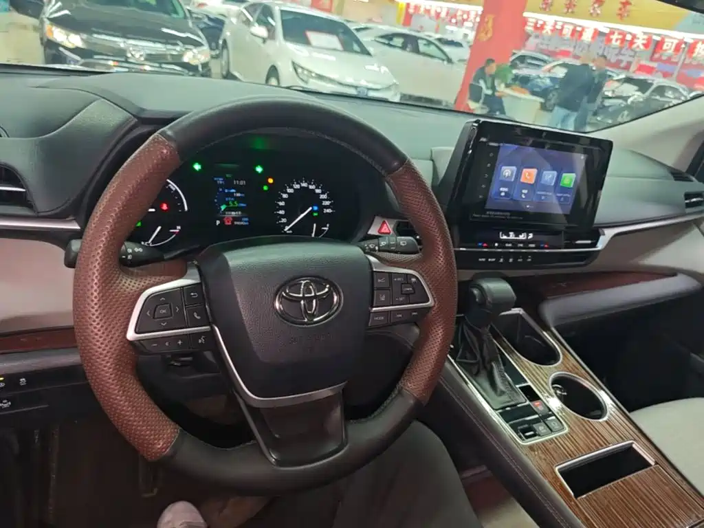 Toyota Sienna — миниатюра 10
