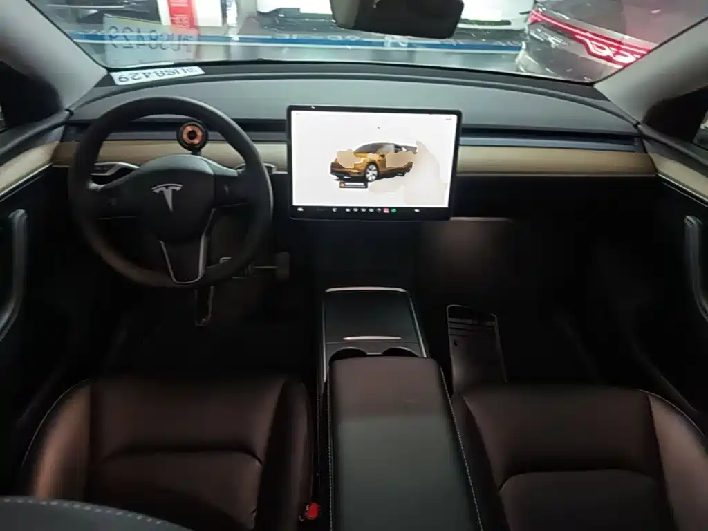 Tesla Model Y — миниатюра 10